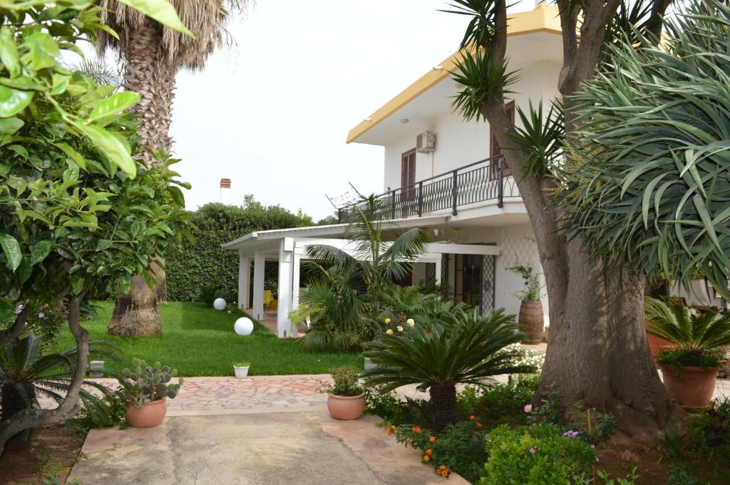 马尔萨拉Holiday home Mediterraneo的院子里有树木和植物的房子