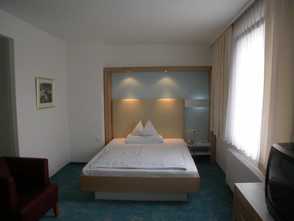 林茨冬穆酒店的一间酒店客房,客房内配有一张床