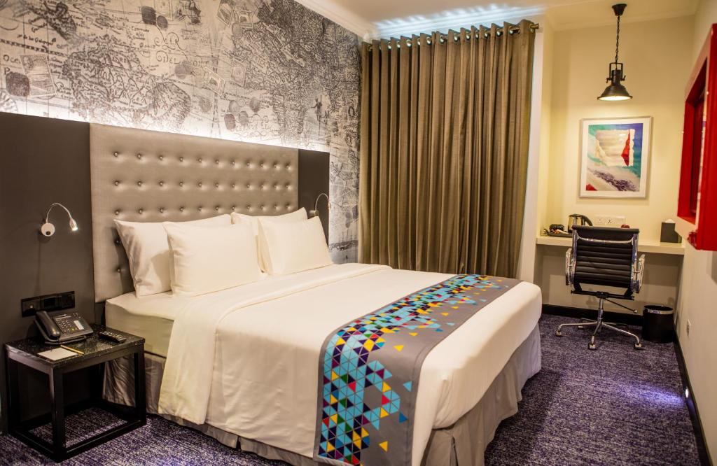 Fairway Colombo - Sri Lanka&#39;s First Hotel With Robot Technology客房内的一张或多张床位