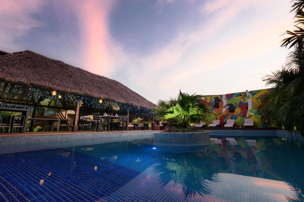 卢甘维尔圣埃斯皮里图酒店的天上彩虹的度假村游泳池