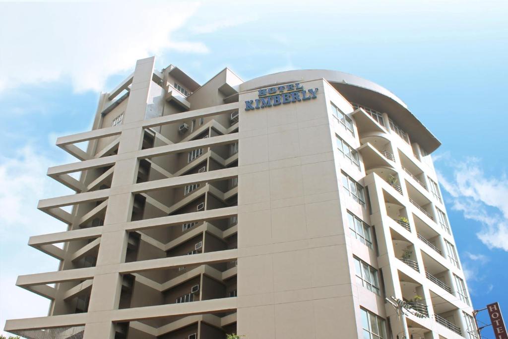 马尼拉金佰利马尼拉酒店的上面有蓝色标志的高大的白色建筑