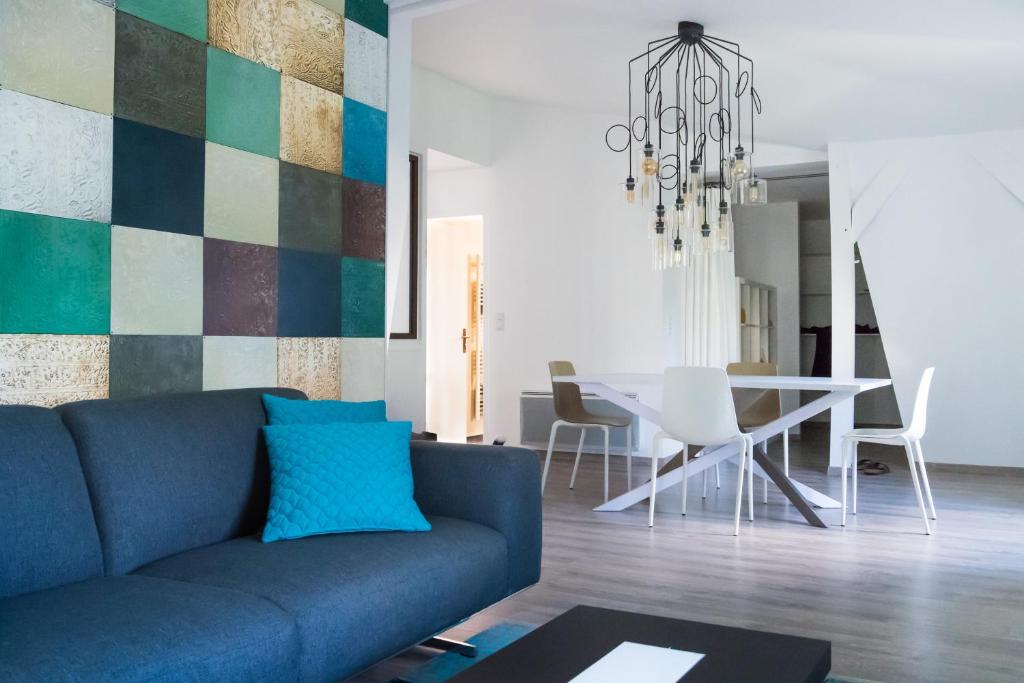 沙特尔Les Toits de Chartres - 2 appt - Parking gratuit的客厅配有蓝色的沙发和桌子