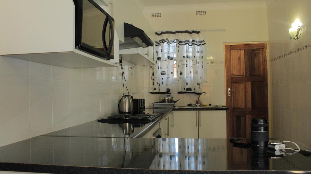 利文斯顿阿散蒂公寓的厨房配有水槽和台面