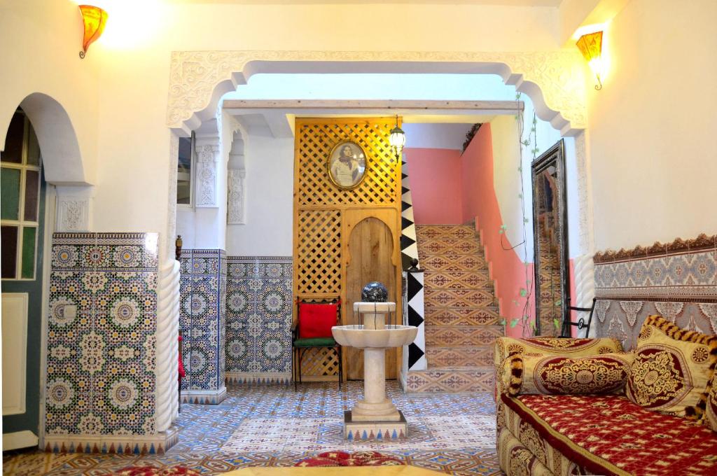 杰迪代西堤葡萄牙旅馆的一间配有沙发和墙上的时钟的房间