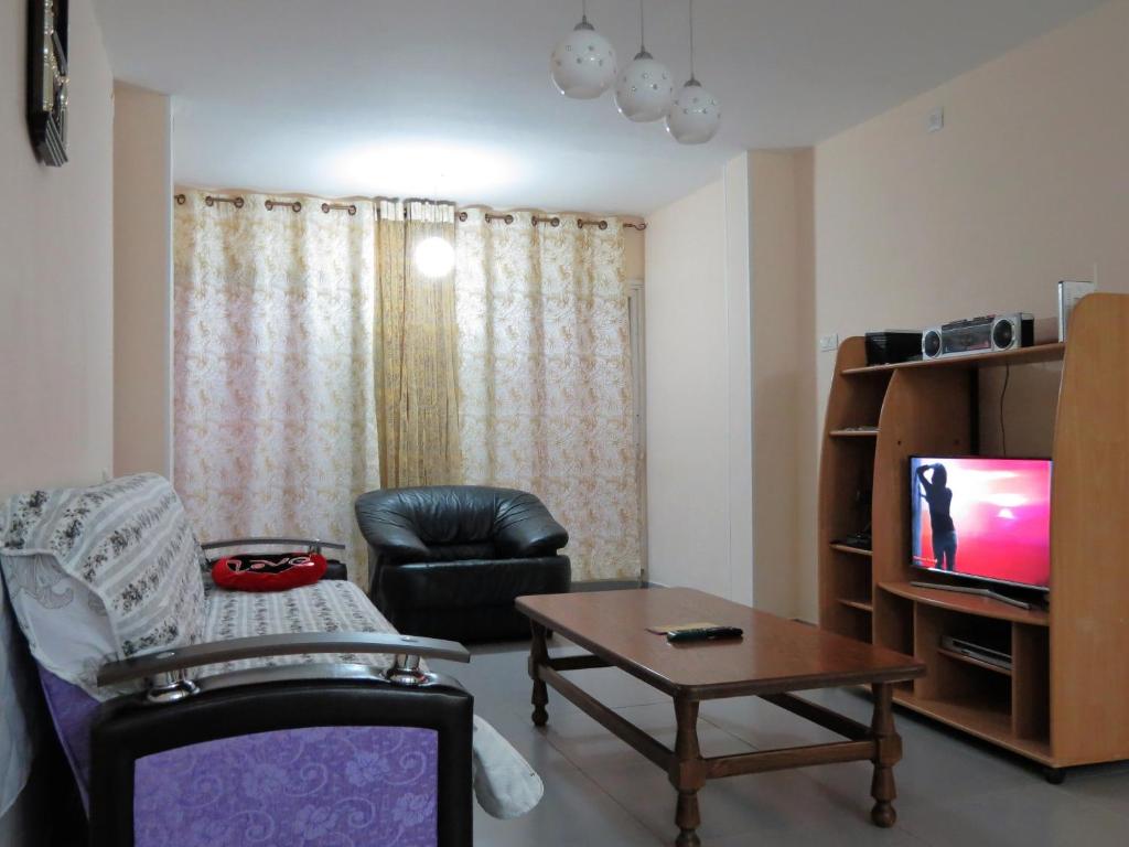 Atlit2 bedroom apartment in Atlit, Haifa district的带沙发和电视的客厅