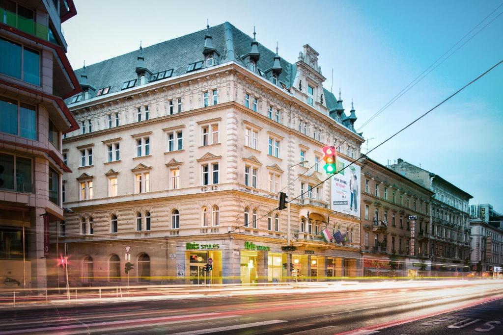 布达佩斯布达佩斯中心宜必思尚品酒店的街道上的建筑,有绿色的交通灯