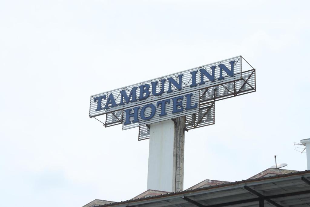 怡保淡汶酒店的大楼顶部的阿克伦旅馆标志