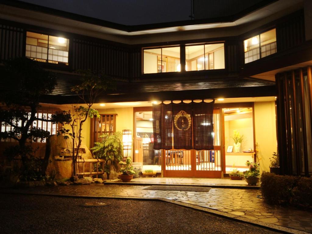 恵那市图塔洛日式旅馆 的夜晚有前门的房子