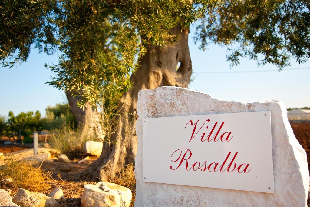 滨海波利尼亚诺Villa Rosalba的树前墙上的标志