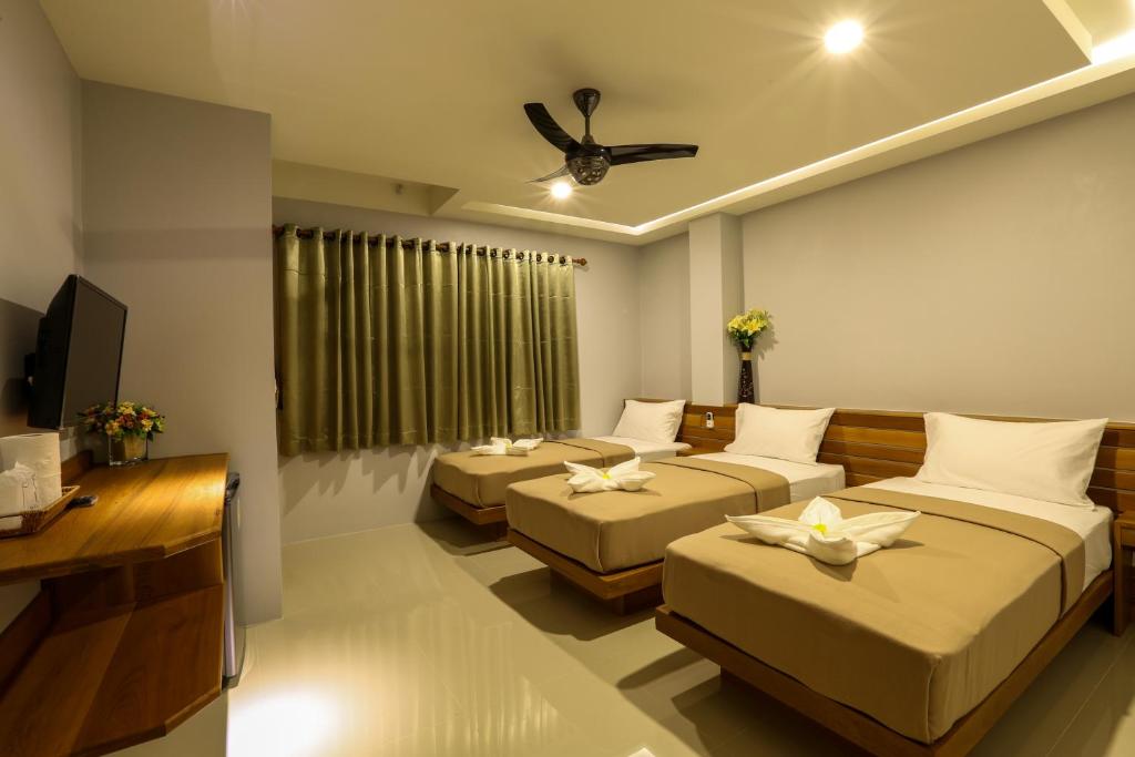 涛岛清凉生活高涛岛酒店的酒店客房设有两张床和电视。