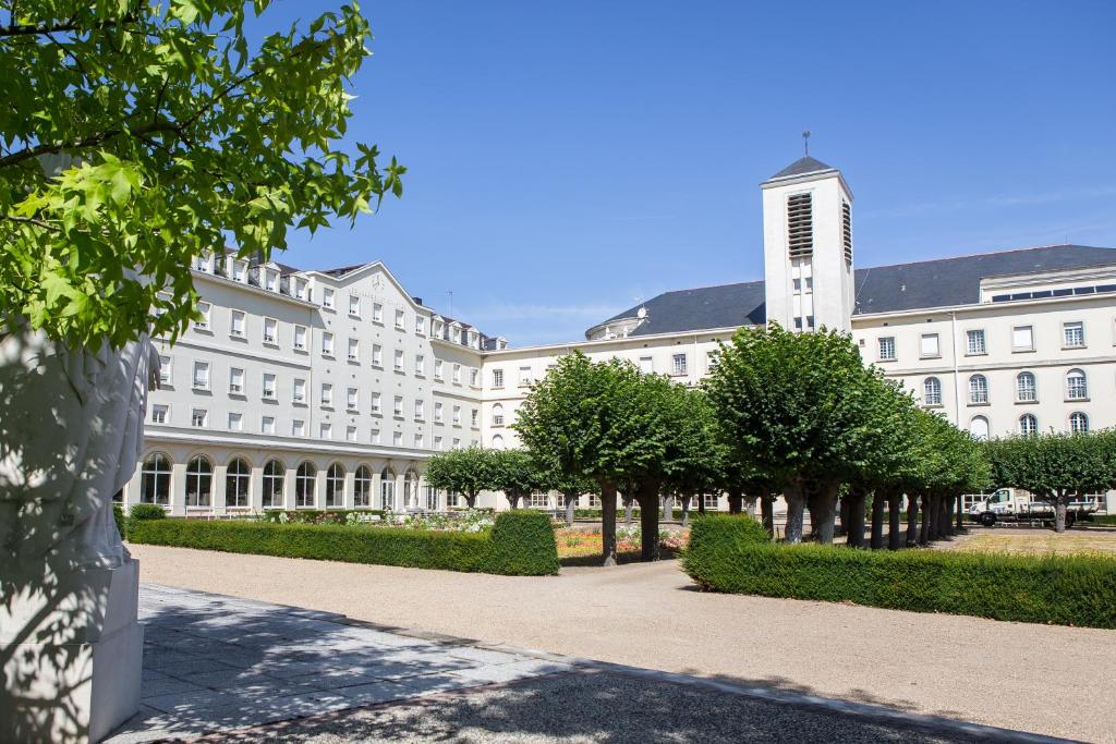 昂热博帕斯图尔旅馆的前面有树木的白色大建筑