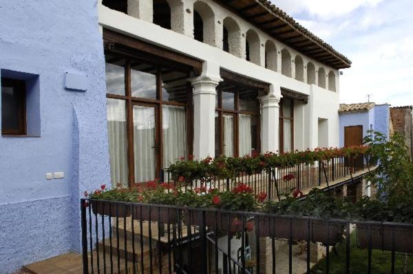 MunébregaLa Casona del Solanar的一座带鲜花阳台的建筑