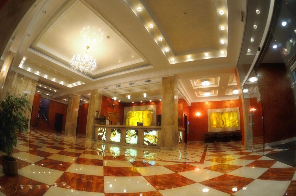 罗夫诺米尔酒店的大堂设有 ⁇ 形地板和吊灯