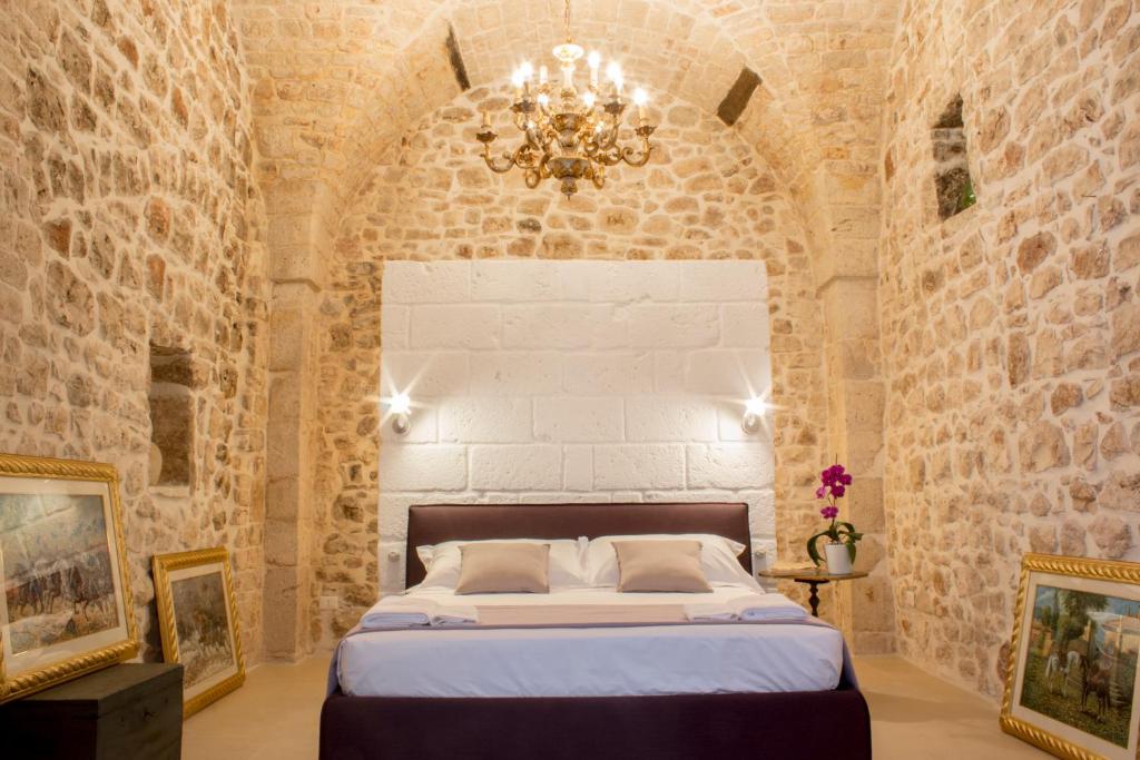 孔韦尔萨诺Dei Balzi Dimore di Charme的卧室配有一张石墙床