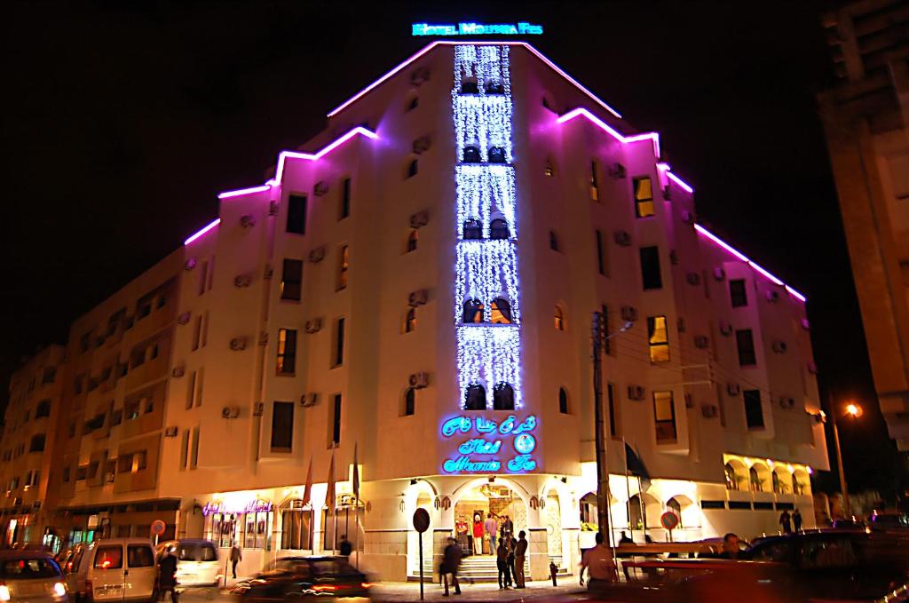 非斯莫尼亚酒店的一座建筑的侧面是圣诞树