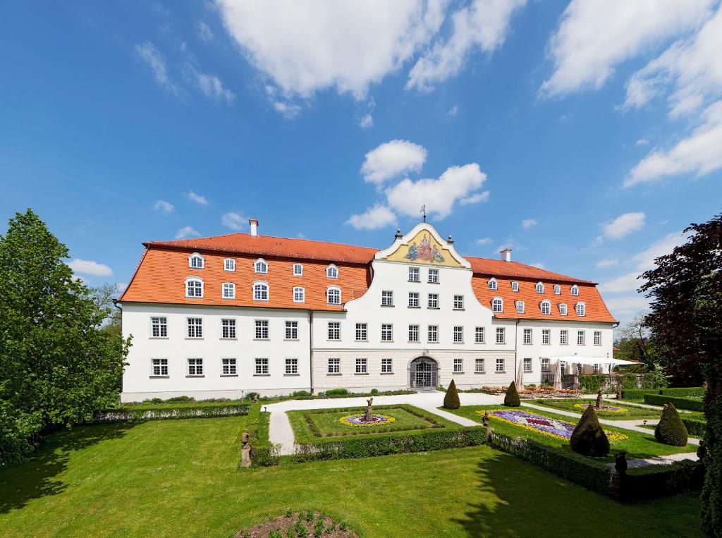 劳特拉赫劳特拉施宫酒店的一座白色的大建筑,有橙色的屋顶