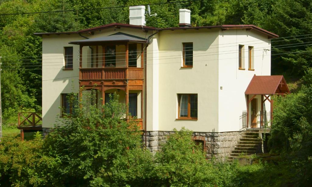 耶莱尼亚古拉-雅戈尼昂库夫Dom Wrzosówka的山顶上的大型白色房屋