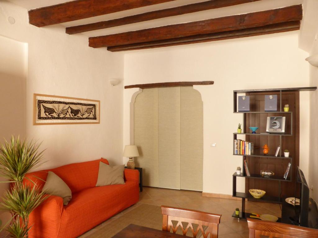 阿尔盖罗老城公寓的客厅配有橙色沙发和书架