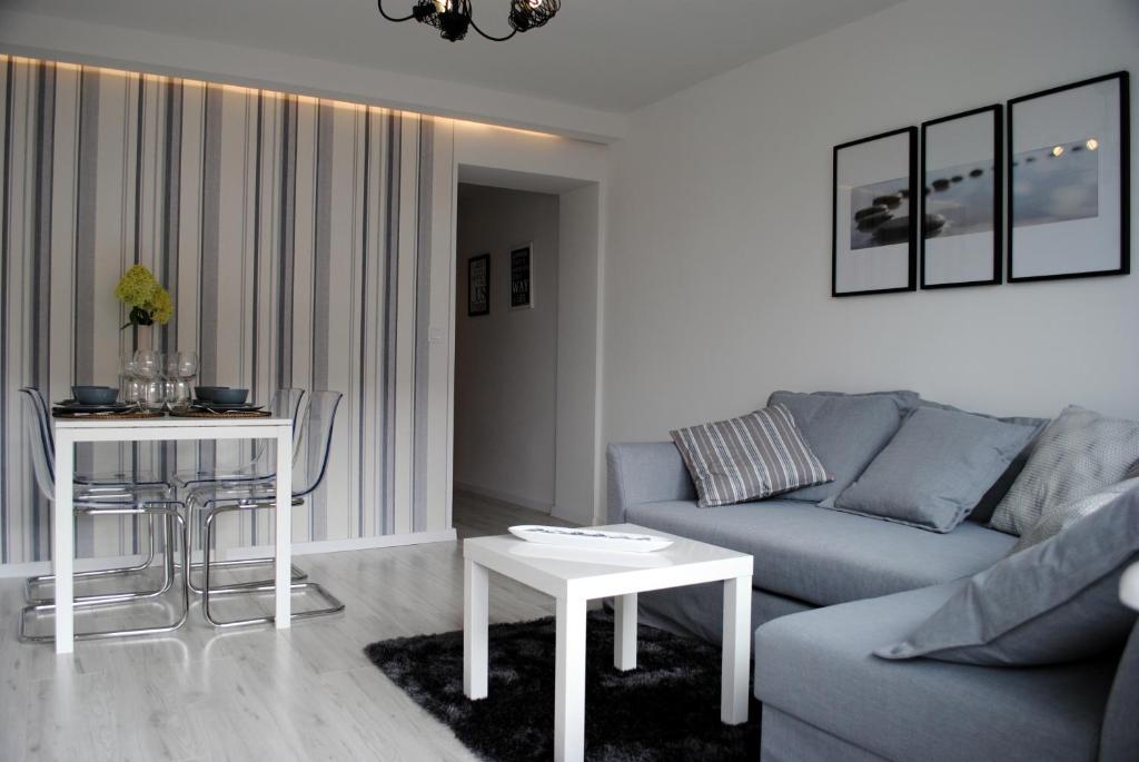 科沙林Apartament 1Maja的客厅配有沙发和桌子