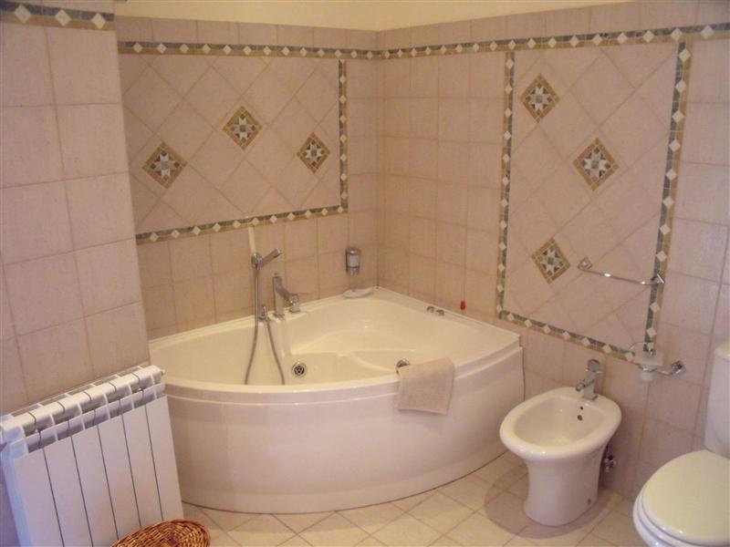 GranitiBed and Breakfast Il Vicolo的浴室配有白色浴缸和卫生间。