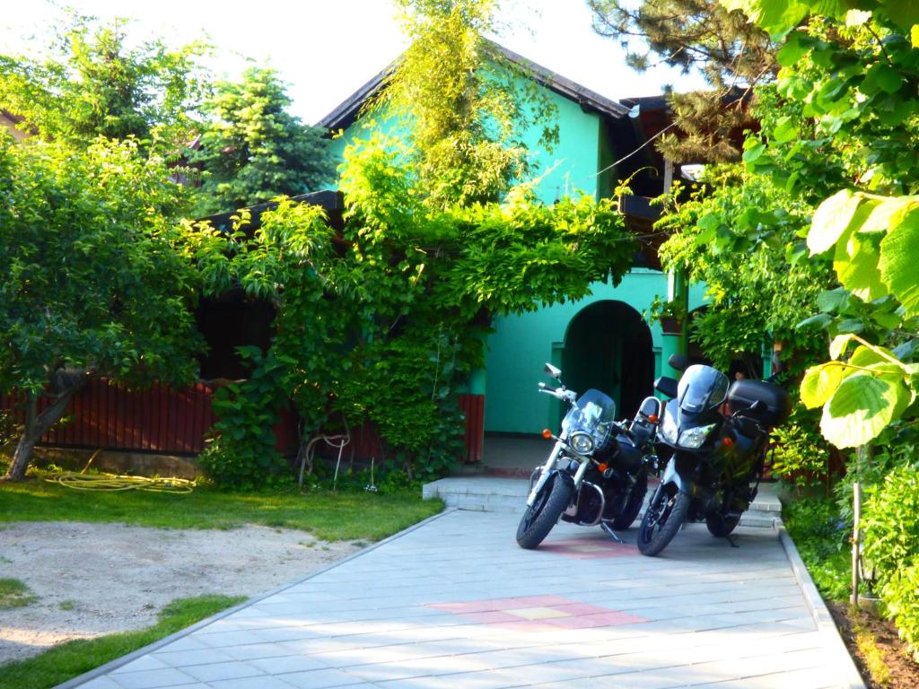 帕利克Vila Palma Palic的停放在房子前面的两辆摩托车