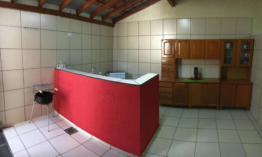Casa em Olímpia的厨房或小厨房