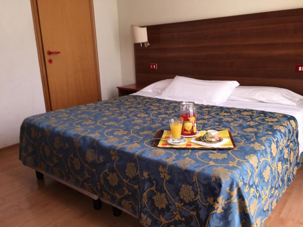 罗马阿尔塔维拉德西酒店的一间酒店客房,床上放着一盘食物