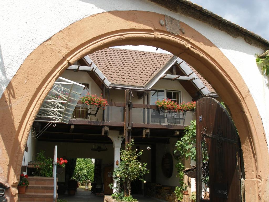 罗特翁特尔里特堡Gästehaus im Malerwinkel-Rhodt的通往花箱房子的拱门