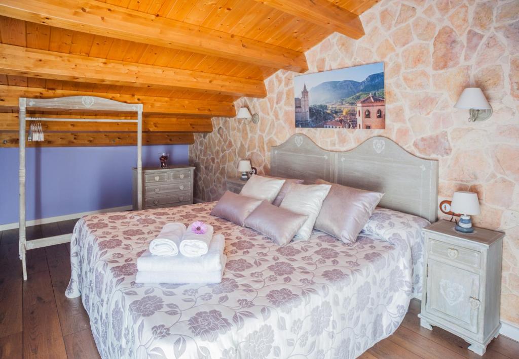 La Mata de los OlmosApartamentos Rurales Millan的一间卧室配有一张床,上面有两条毛巾