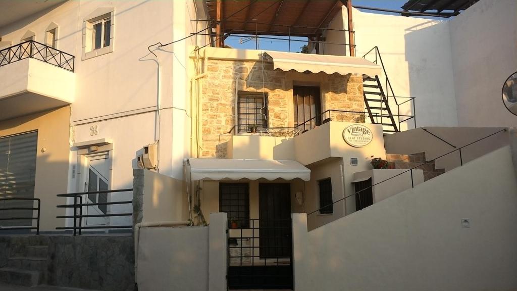 Vintage House Studios' Pitsidia的阳台或露台