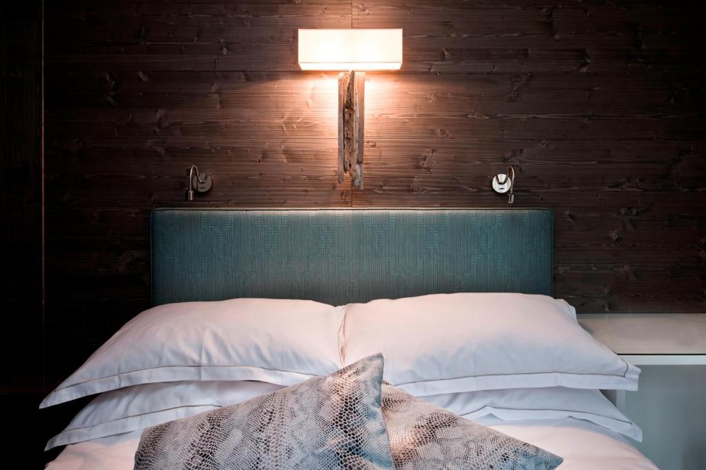 达沃斯莫洛桑尼五十一号酒店 - 仅提供客房的一间卧室,上方配有带灯的床