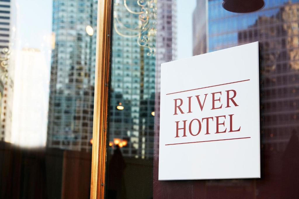芝加哥河畔酒店的河上酒店窗口上的标志