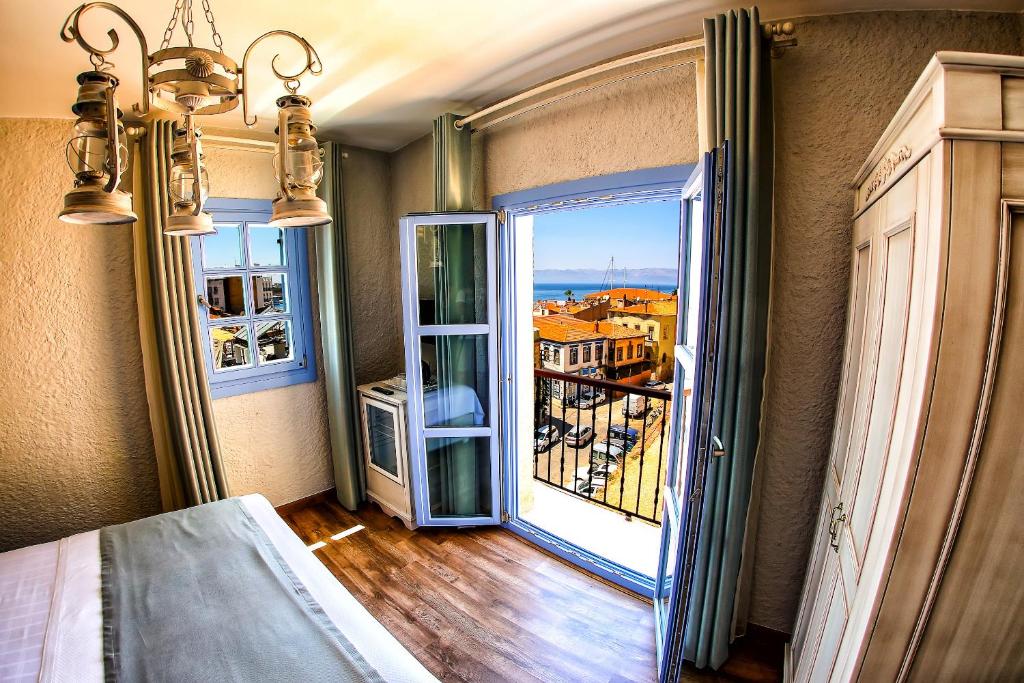 切什梅范缇别墅的客房设有一张床,享有阳台的景致。