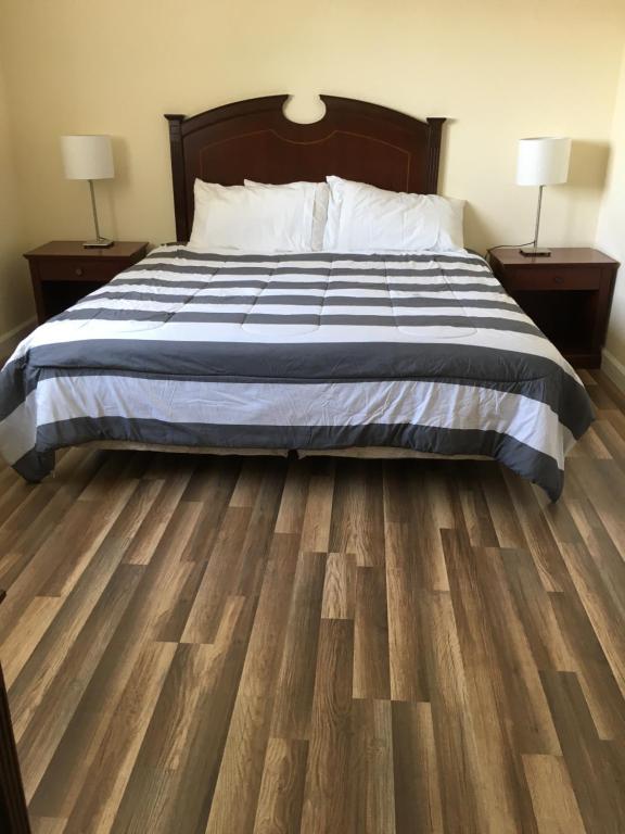 迈阿密迈阿密科勒尔盖布尔斯公寓的一间卧室配有一张床,铺有木地板