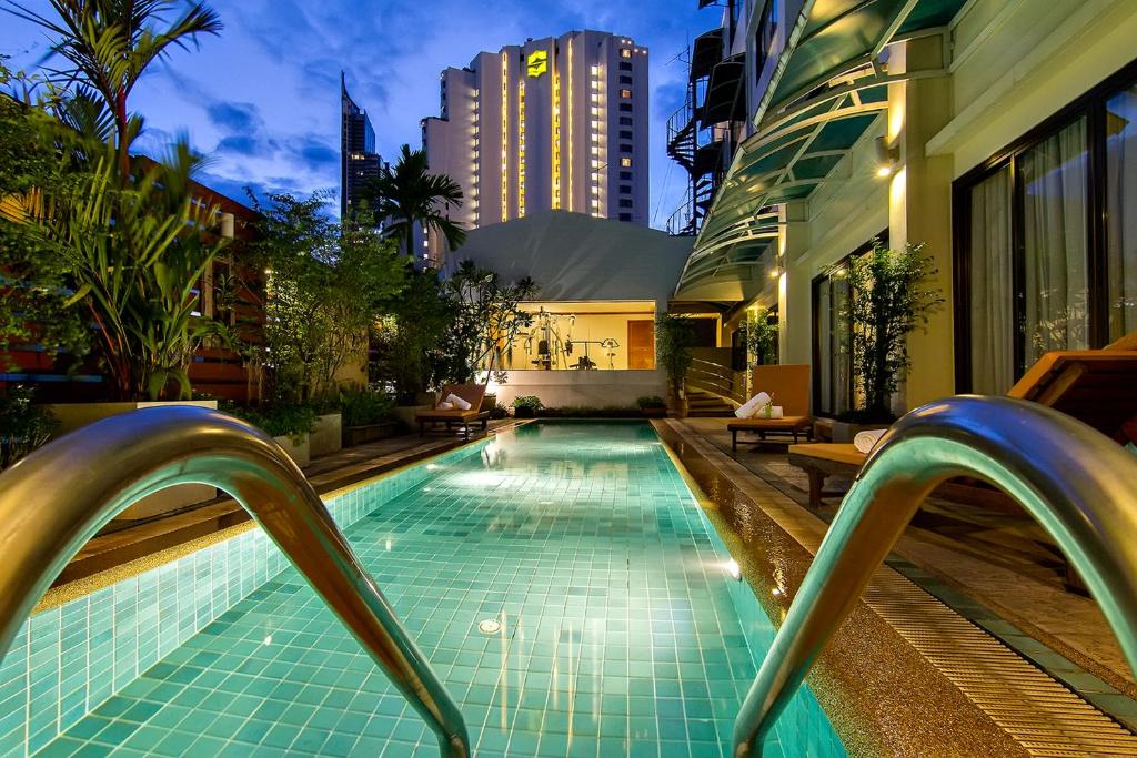 曼谷曼谷博斯索特尔酒店的一座建筑物中央的游泳池