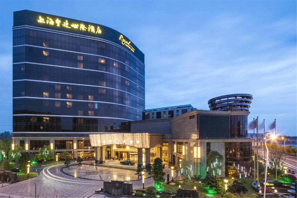 上海上海皇廷世际酒店的享有大楼的夜间景致