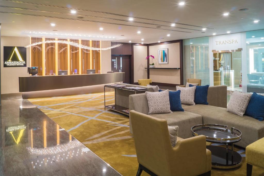 新加坡安白萨达酒店 - 2号航站楼的一间大厅,里面配有沙发和椅子