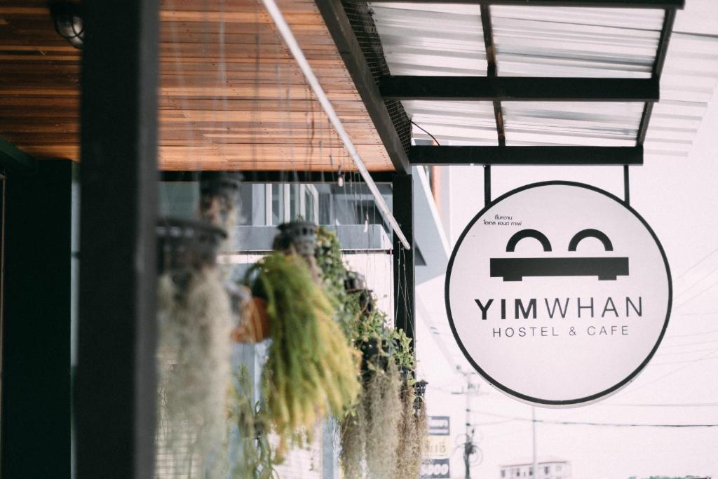 大城Yimwhan Hostel & Cafe Ayutthaya的餐厅窗口的标志