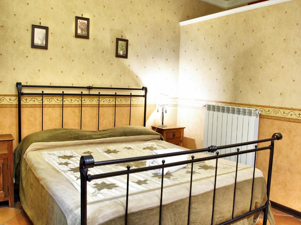 那不勒斯德潘丹斯住宿加早餐旅馆的卧室配有一张床