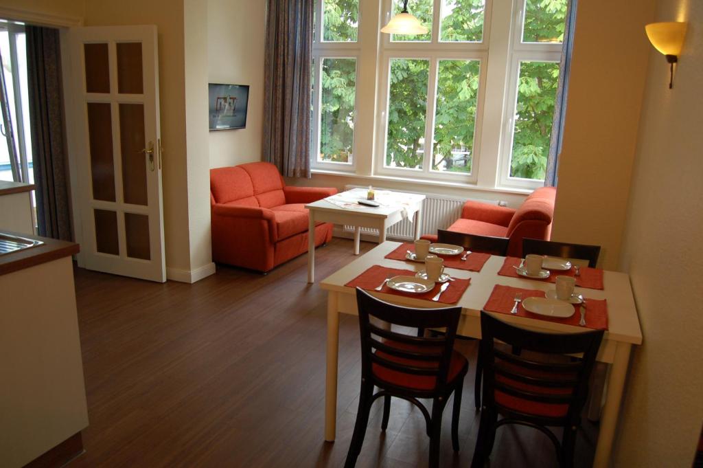 赛巴特班森Villa Paula的客厅配有桌椅和沙发