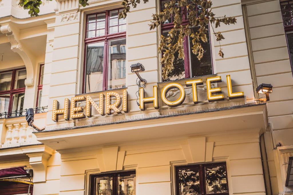 柏林柏林选帝侯大道亨利酒店的大楼前的酒店标志
