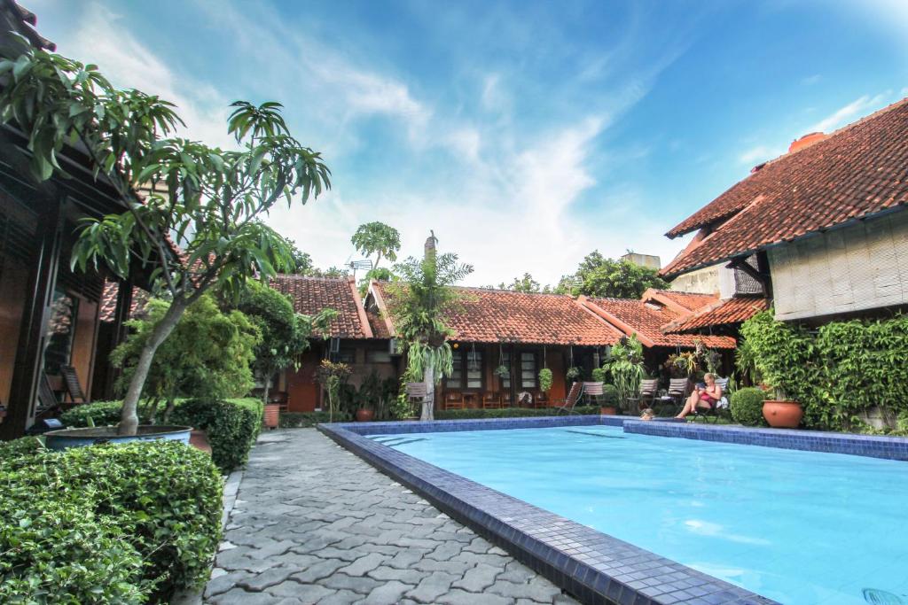 日惹三角洲寄宿家庭酒店的一座房子庭院中的游泳池