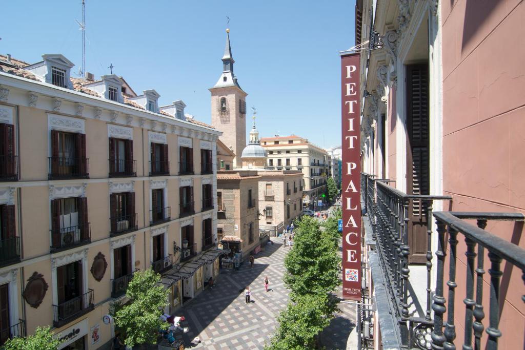 马德里Petit Palace Arenal的阳台享有城市街道的景致。