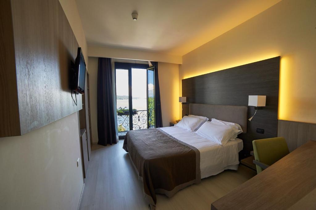 阿罗纳花园酒店的酒店客房设有床和窗户。