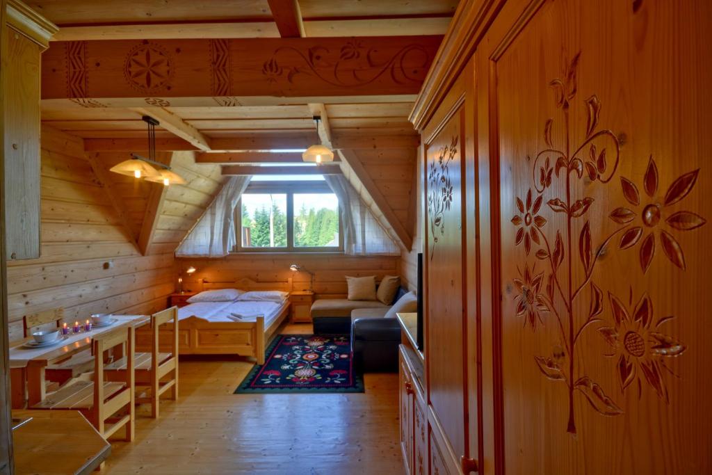 考斯赛力克ARKA POKOJE DE LUX的小屋内带床和沙发的房间