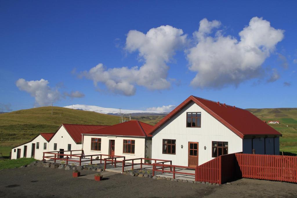 Solheimahjaleiga索尔海马夏列卡农家乐的一组白色的建筑,有红色的屋顶