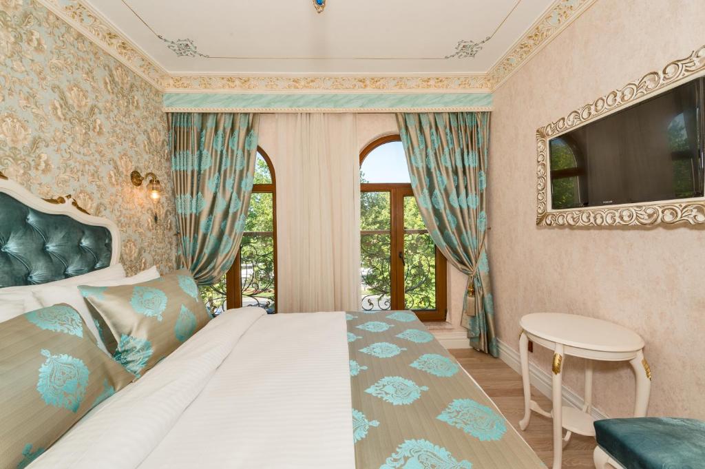 伊斯坦布尔1453酒店的一间卧室设有一张床、一台电视和窗户。