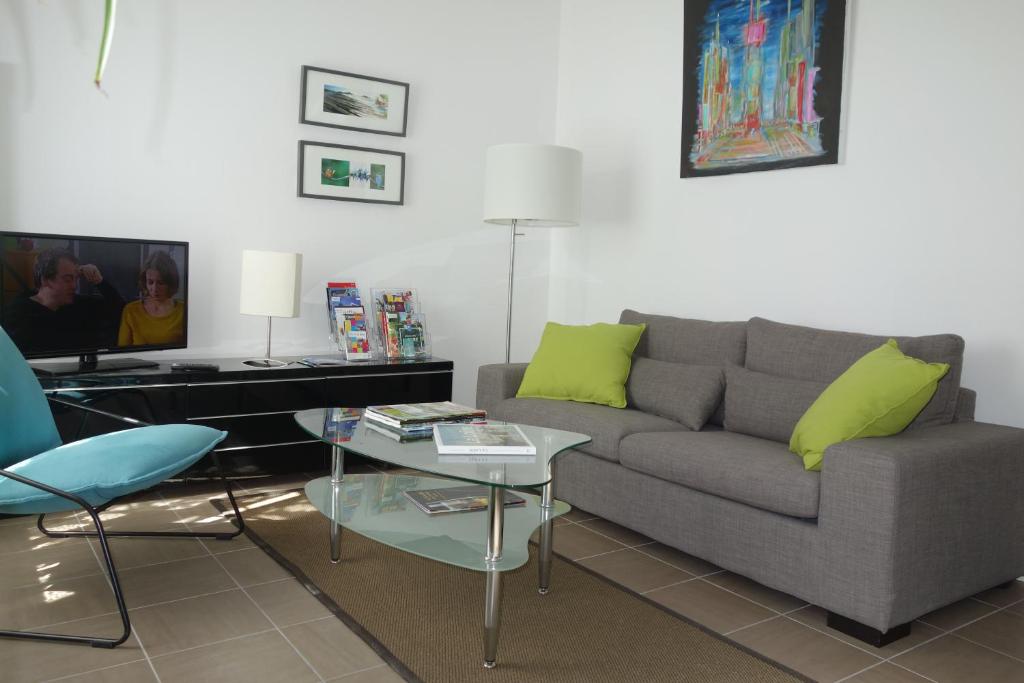 La RicheLa Garzette的客厅配有沙发和桌子