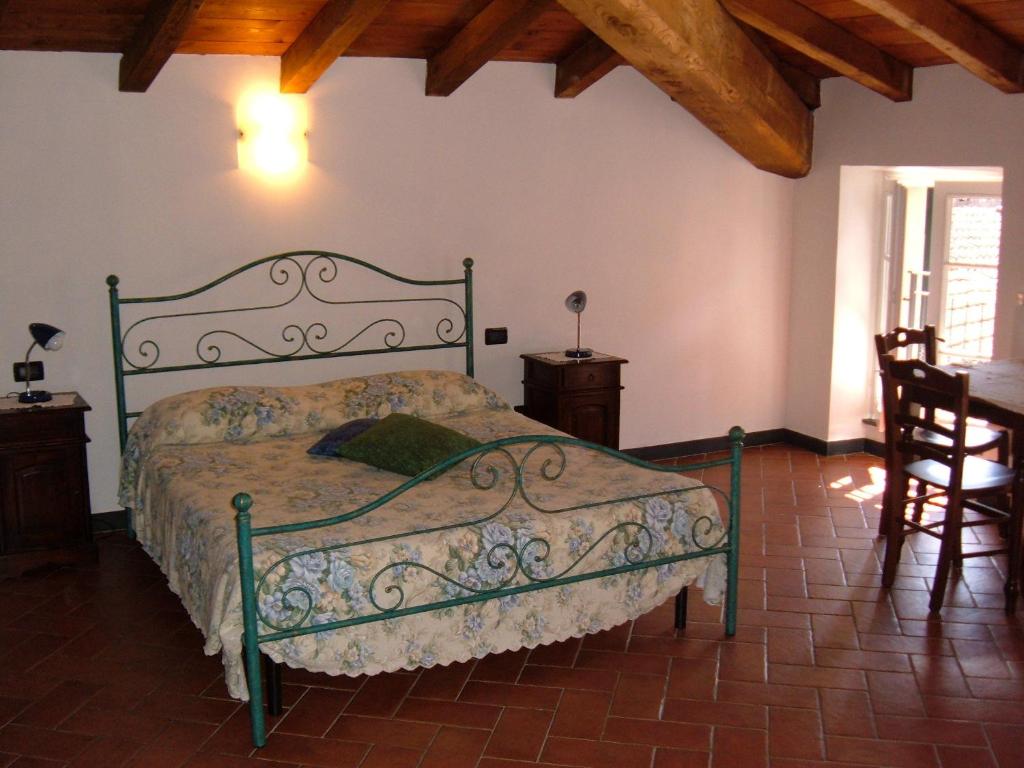 皮尼奥内拉美丽迪安娜卡萨莱酒店的一间卧室配有一张床和两把椅子