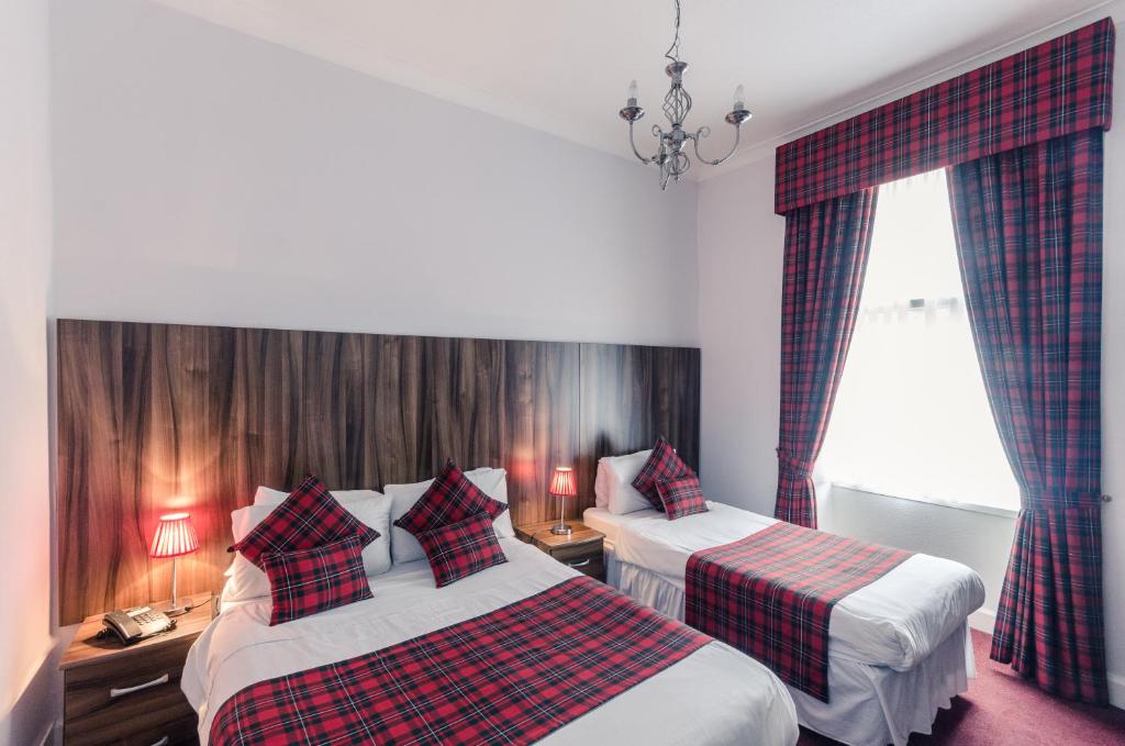 格拉斯哥安吉尔酒店的酒店客房设有两张床和窗户。